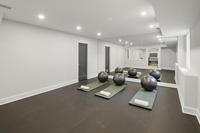 exercise room with baseboards, visible vents, and recessed lighting