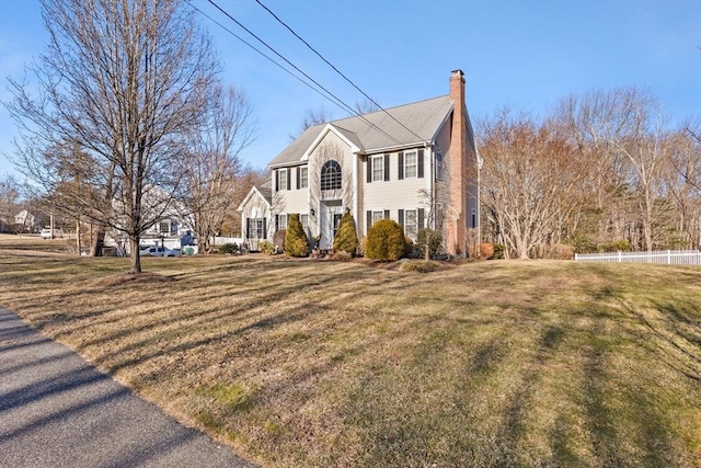 colonial house featuring a front lawn