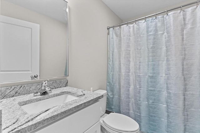 full bath with a shower with curtain, toilet, and vanity