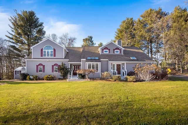 view of front of property featuring a front yard