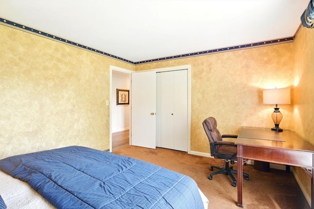 bedroom featuring carpet floors, baseboards, and a closet