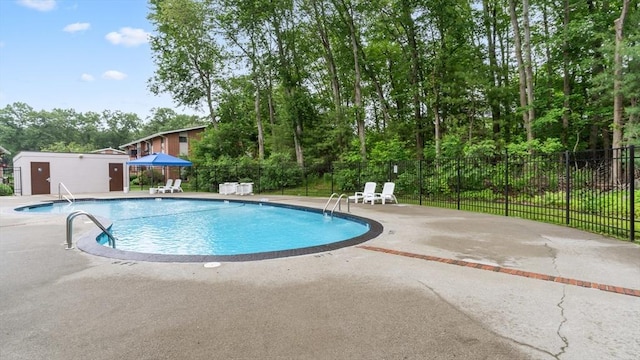 9 Longwood Dr Unit 11, Andover, MA 01810 - community pool with a patio and view of wooded area