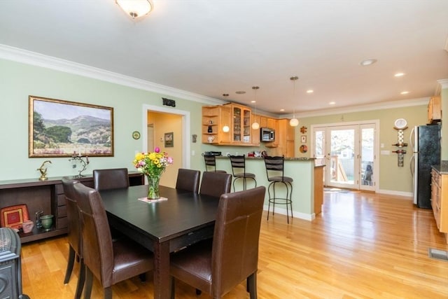 dining area with visible vents, ornamental molding, baseboards, light wood-type flooring, and recessed lighting