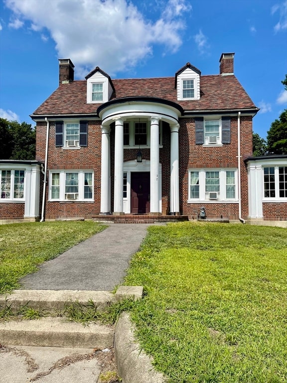 view of front of property with a front yard