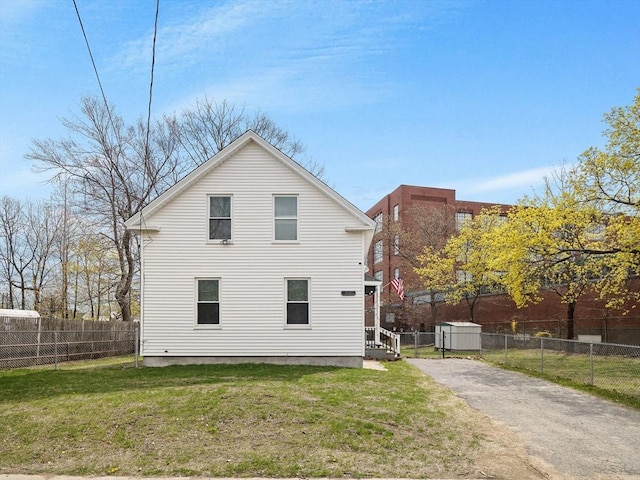 73 Laurel St, Leominster, MA 01453 - back of property with a lawn and fence