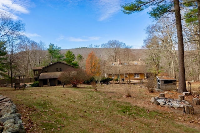 view of yard featuring a mountain view