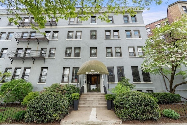 view of apartment building / complex