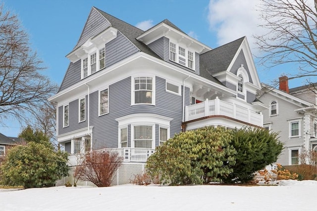 view of front of home featuring a balcony