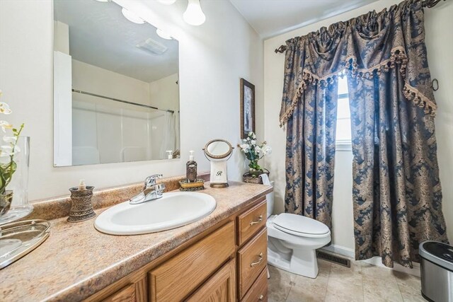 full bathroom featuring vanity, curtained shower, visible vents, and toilet