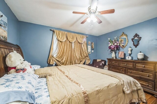 bedroom with ceiling fan