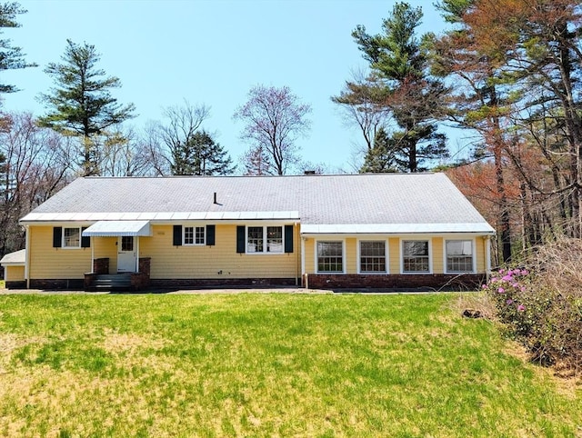 single story home featuring a front lawn