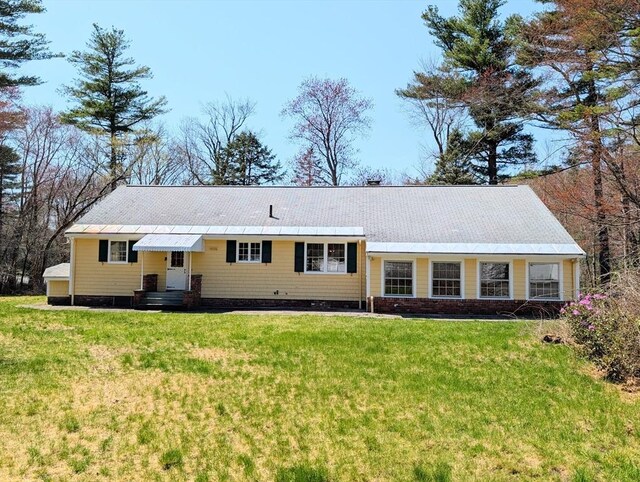 ranch-style house featuring a front yard