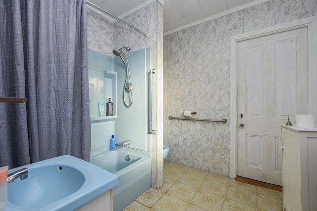 full bathroom featuring sink, crown molding, toilet, and shower / bath combo