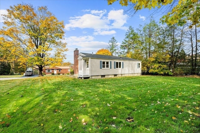 manufactured / mobile home with a front yard