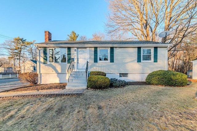 view of front of property featuring a front lawn