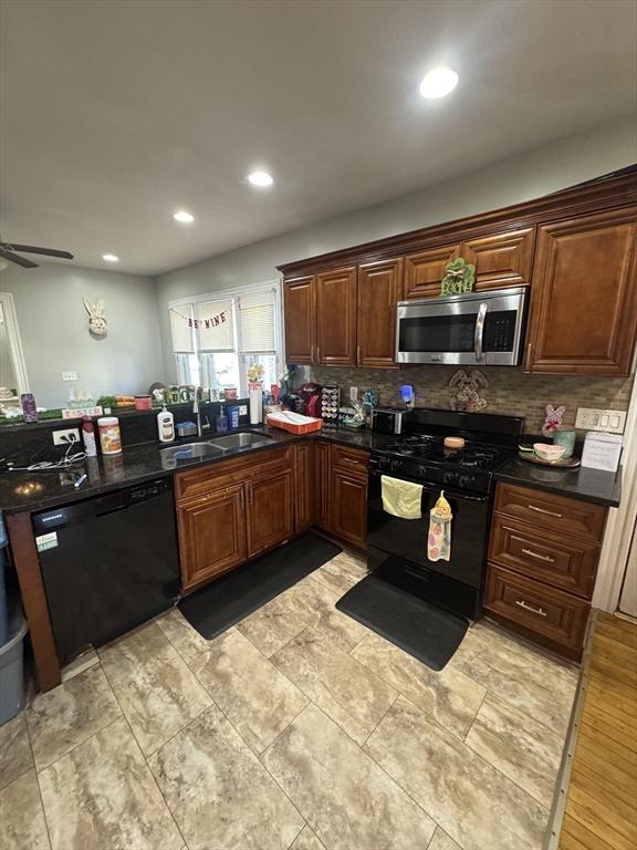 kitchen featuring backsplash, recessed lighting, black appliances, a ceiling fan, and a sink