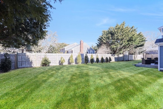 view of yard featuring an outdoor hangout area