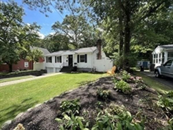 view of front of home featuring a front lawn