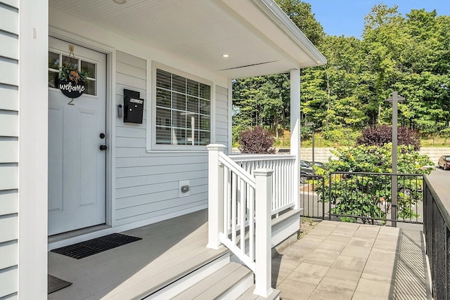 property entrance featuring a porch