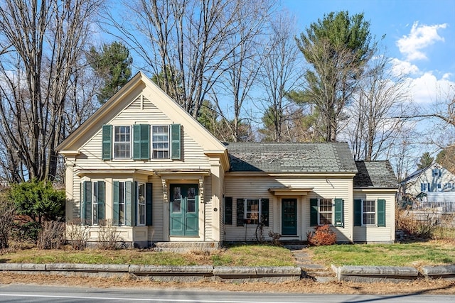 view of front facade featuring a front lawn