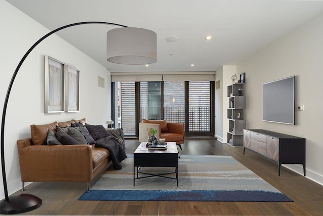 living area featuring recessed lighting, wood finished floors, visible vents, and baseboards