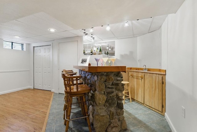 507 Towne St, North Attleboro, MA 02760 - indoor wet bar featuring baseboards