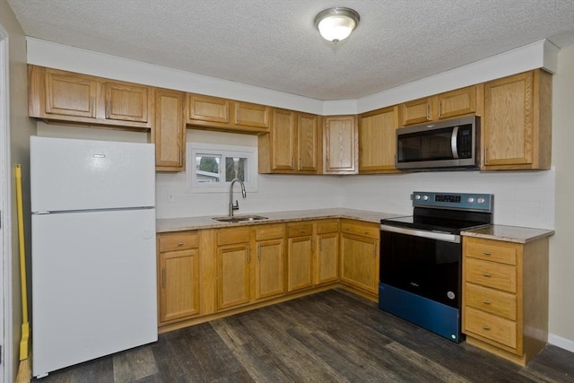 kitchen with freestanding refrigerator, dark wood-style flooring, a sink, stainless steel microwave, and electric stove
