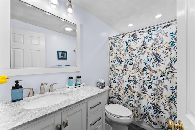 full bath with recessed lighting, vanity, a shower with curtain, and toilet