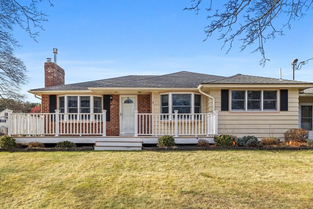 view of front of house with a front lawn