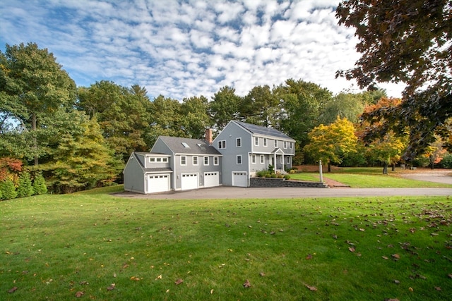 view of front of property featuring a front yard and a garage