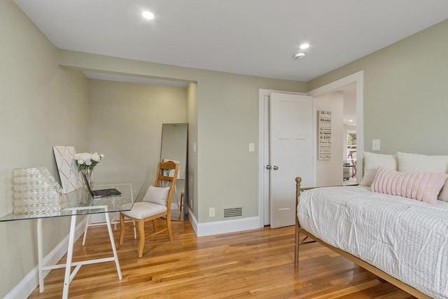 bedroom featuring visible vents, recessed lighting, light wood finished floors, and baseboards