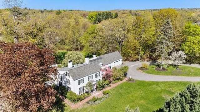 birds eye view of property featuring a forest view
