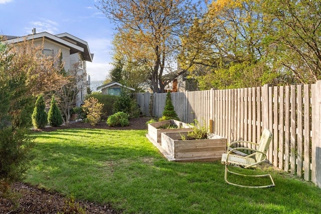 view of yard featuring a garden