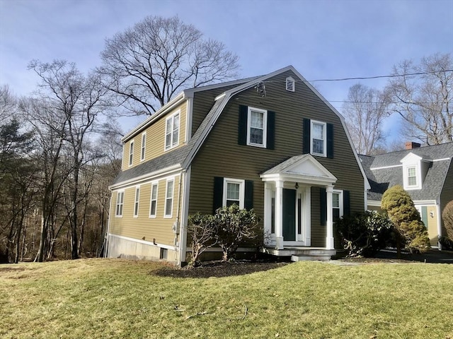 view of front of property featuring a front lawn