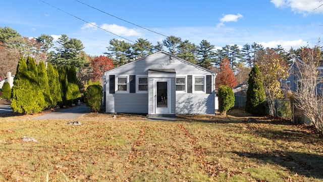 view of front of property with a front yard