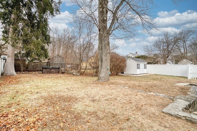 view of yard featuring a storage shed