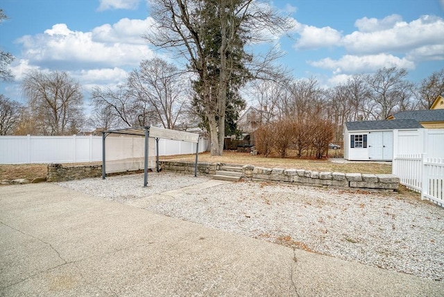 view of yard with an outdoor structure