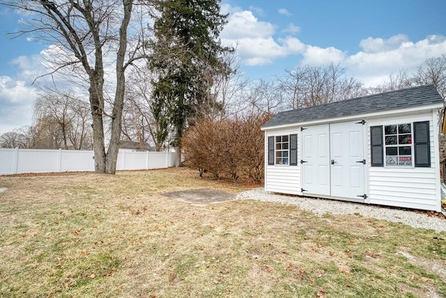 view of yard with a storage shed