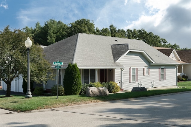 view of front of house featuring a front lawn