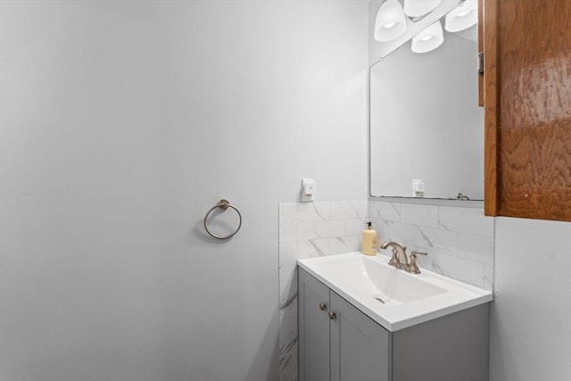 18 Buena Vis Unit 18, Franklin, MA 02038 - bathroom with vanity and backsplash