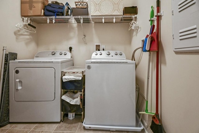 washroom featuring light tile patterned flooring and washing machine and dryer