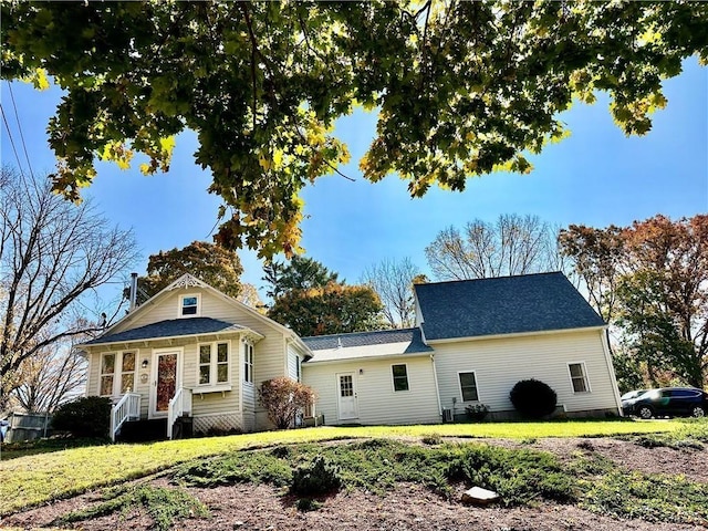 view of front of property featuring a front yard