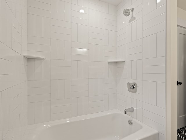 bathroom featuring tiled shower / bath combo