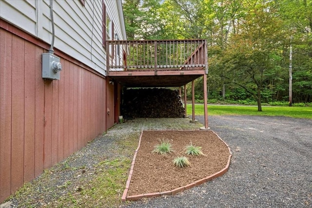 39 Mashapaug Rd, Sturbridge, MA 01566 - view of side of property featuring a wooden deck and gravel driveway