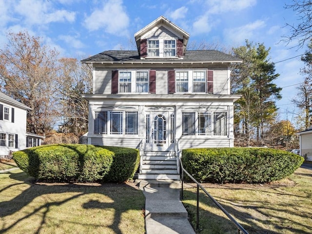 traditional style home featuring a front lawn