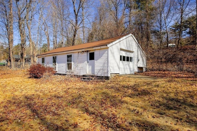 view of outdoor structure with an outbuilding