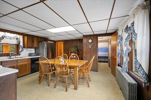 kitchen featuring white electric range oven, stainless steel refrigerator, a drop ceiling, and sink