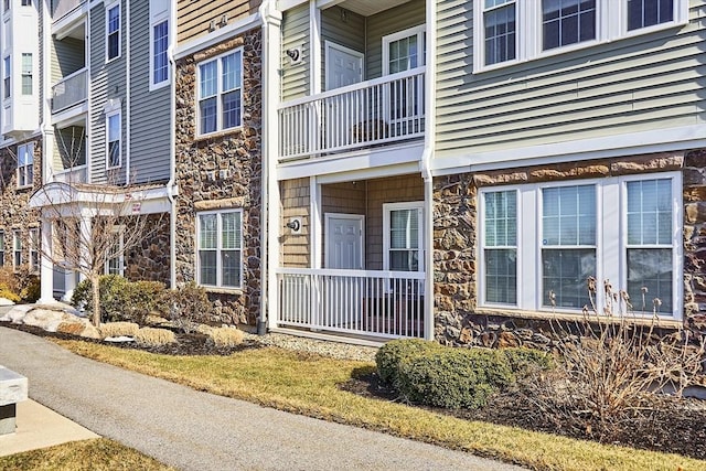 view of building exterior featuring a residential view