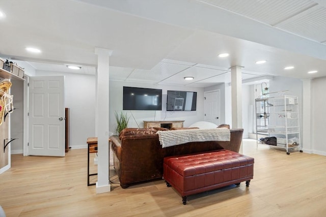living area featuring light wood finished floors, baseboards, and recessed lighting