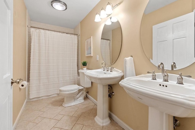 full bath featuring baseboards, toilet, a sink, and a shower with curtain